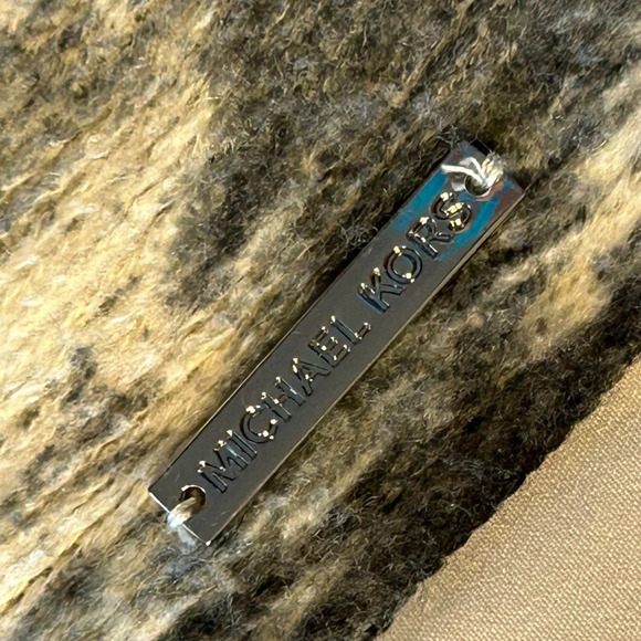 Michael Kors Infinity Scarf  Gorgeous - Picture 2 of 5